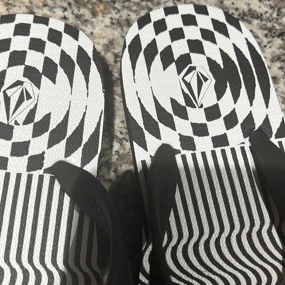 Size 4 Volcom Kids Youth Black/White Thong Flip Flop Sandals - Picture 3 of 5